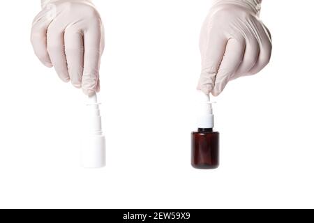 Schwesternhände in Handschuhen halten zwei Tropfer Nasenspray, isoliert auf einem weißen. Stockfoto