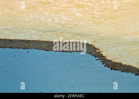 Die Öffnung des Wassers (der Rand polynja), das runde tauende Loch im Eis unter dem verfaulten Wintereis - die gefährliche Stelle Stockfoto