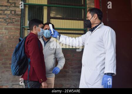 Nach mehr als einem Jahr Sperrung aufgrund der Coronavirus-Pandemie wurden die Schulen für die Klassen 9 bis 12 wieder eröffnet. Srinagar, Kaschmir. Stockfoto