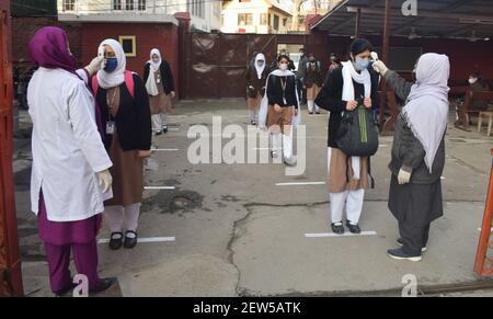 Nach mehr als einem Jahr Sperrung aufgrund der Coronavirus-Pandemie wurden die Schulen für die Klassen 9 bis 12 wieder eröffnet. Srinagar, Kaschmir. Stockfoto