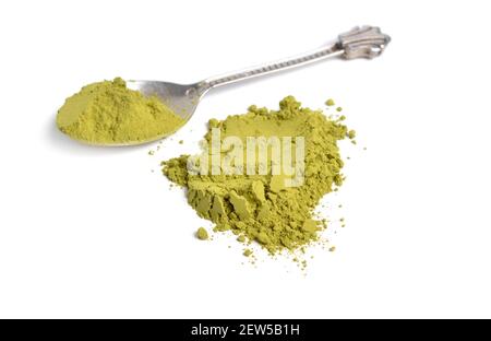 Matcha ist fein gemahlenes Pulver aus speziell angebauten und verarbeiteten grünen Teeblättern, das traditionell in Ostasien konsumiert wird. Stockfoto