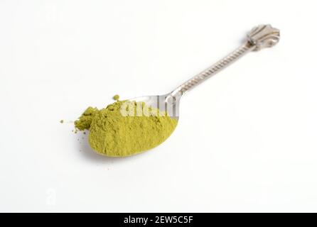 Matcha ist fein gemahlenes Pulver aus speziell angebauten und verarbeiteten grünen Teeblättern, das traditionell in Ostasien konsumiert wird. Stockfoto