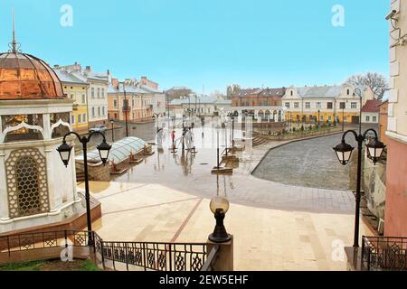 CZERNOWITZ, UKRAINE - 15. APRIL 2012: Touristen und Einheimische verbringen ihre Zeit gerne am Brunnen auf dem Türkischen Platz in Czernowitz, Ukraine Stockfoto