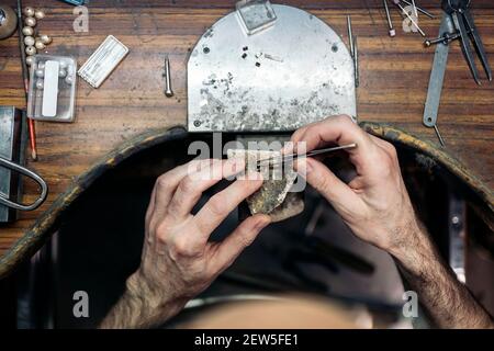 Stock Foto von einem Mann Hände arbeiten mit Werkzeugen in Handwerkswerkstatt Stockfoto