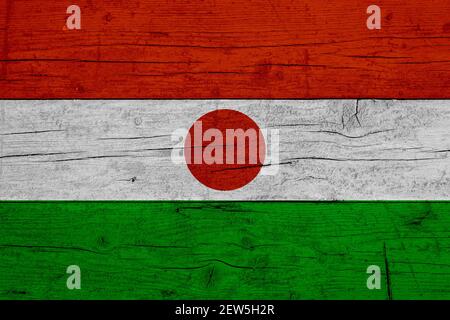 Flagge Nigers. Holzstruktur der Flagge von Niger. Stockfoto