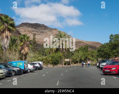 San Bartolome de Tirajana, Gran Canaria, Kanarische Inseln, Spanien 18. Dezember 2020: Autos und Parkplatz am Eingang zum Zoo Palmitos Park mit drei Stockfoto