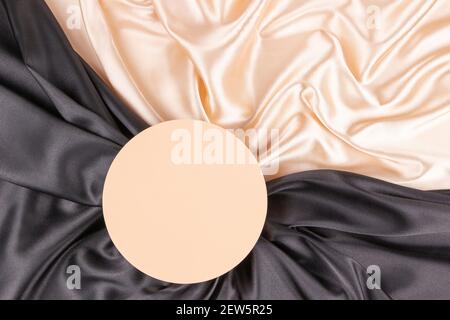 Kreis Plattform Podium auf eleganten schwarzen und Champagner-Farbe Hintergrund Mit Drapierung und welligen Falten aus Seiden-Satin-Tuch Stockfoto