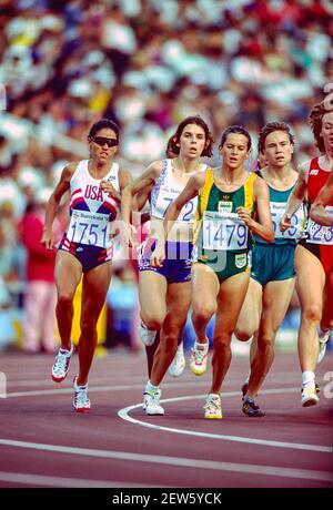PattiSue Plumer (USA) #1751 Zola Pieterse (geb. Budd) RSA #1479 Teilnahme an der 3.000m HT#1 der Frauen bei den Olympischen Sommerspielen 1992. Stockfoto