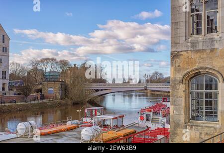 Lendal Bridge in New York mit alten und modernen Gebäuden auf jeder Seite. Sportboote liegen in der Nähe der Brücke und einem blauen bewölkten Himmel ist vor Anker. Stockfoto