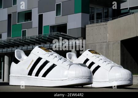 Superstar Schuhe sind am 26. September 2017 in der Adidas North American Zentrale in Portland Oregon abgebildet. Adidas Chef Jim Gatto der aus dem Hauptsitz in Portland arbeitete wurde heute vom FBI w...