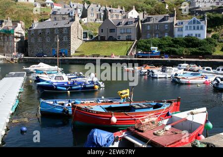 Kleine Boote im Hafen, Gardenstown, Aberdeenshire, Schottland Stockfoto