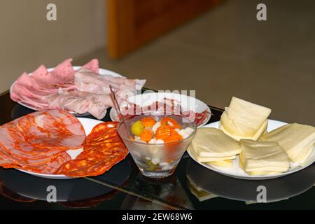 Zubereitung von Raclete Swish Gericht, auch beliebt in Savoie, Frankreich, auf der Grundlage von Käse erhitzen und Abkratzen der geschmolzenen Teil. Stockfoto