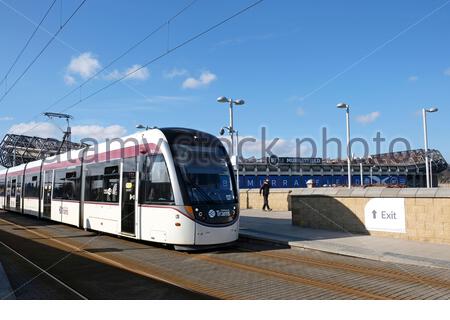 Straßenbahn am Murrayfield Stadium Straßenbahnhaltestelle mit Blick auf das Murrayfield Rugby Stadium, Edinburgh, Schottland Stockfoto