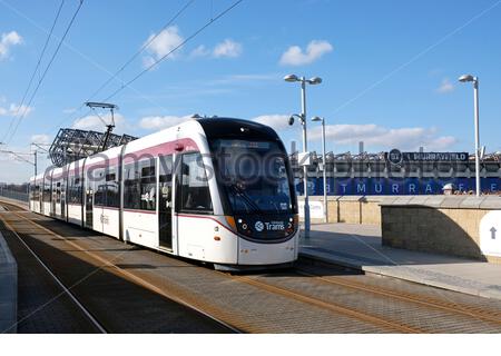 Straßenbahn am Murrayfield Stadium Straßenbahnhaltestelle mit Blick auf das Murrayfield Rugby Stadium, Edinburgh, Schottland Stockfoto