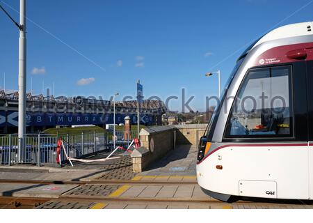 Straßenbahn am Murrayfield Stadium Straßenbahnhaltestelle mit Blick auf das Murrayfield Rugby Stadium, Edinburgh, Schottland Stockfoto