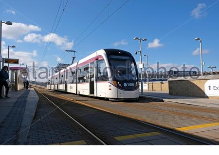 Straßenbahn am Murrayfield Stadium Straßenbahnhaltestelle mit Blick auf das Murrayfield Rugby Stadium, Edinburgh, Schottland Stockfoto