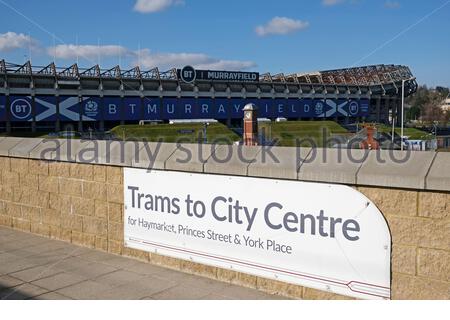 Murrayfield Stadium Straßenbahnhaltestelle mit Blick auf Murrayfield Rugby Stadium, Edinburgh, Schottland Stockfoto