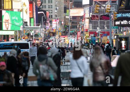 Manhattan, New York, USA. Februar 2021, 28th. Eine Gesamtansicht der Aktivitäten am Times Square am Samstagabend in Manhattan, New York. Obligatorische Gutschrift: Kostas Lymperopoulos/CSM/Alamy Live News Stockfoto
