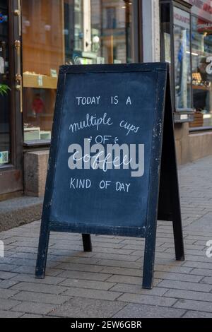 Heute ist eine mehrere Tassen Kaffee Art von Tag. Ein Schild mit Kreidetafel in A-Form vor einem Café in Helsinki, Finnland. Stockfoto