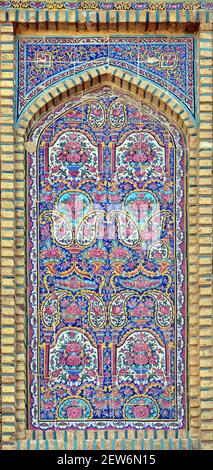 Fliesen Wandgemälde Kunstwerk aus Nasir-ol-molk Moschee ("rosa Moschee") während der Qajar-Dynastie gebaut. Shiraz, Iran. Stockfoto