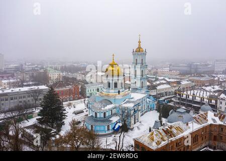 Die sumerische Stadt im Nebel Ukraine im Winter Luftaufnahme Stockfoto