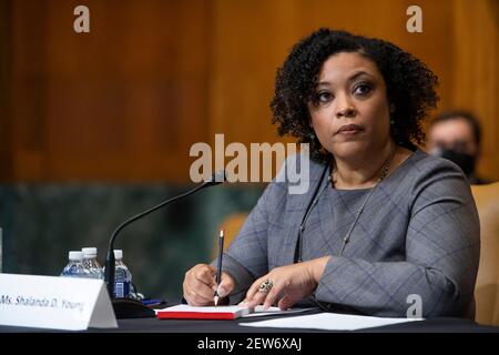 Shalanda D. Young erscheint vor einem Senatsausschuss für die Haushaltsanhörung, um ihre Ernennung zur stellvertretenden Direktorin des Office of Management and Budget im Dirksen Senate Office Building in Washington, DC, Dienstag, 2. März 2021 zu prüfen. Kredit: Rod Lampey/CNP/MediaPunch Stockfoto