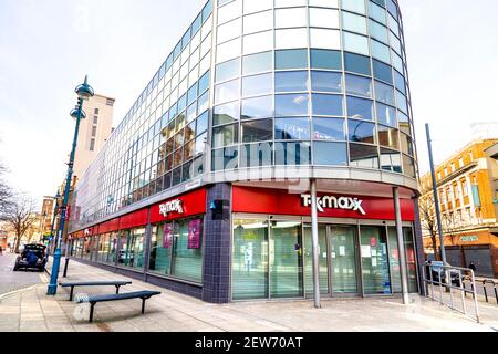 13. Februar 2021 London, UK - Außenansicht des geschlossenen TK Maxx-Geschäfts in Woolwich während der Sperrung der Coronavirues-Pandemie Stockfoto