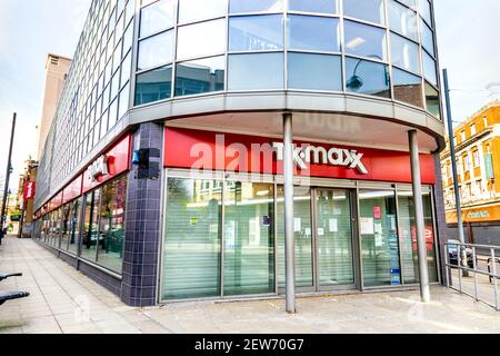 13. Februar 2021 London, UK - Außenansicht des geschlossenen TK Maxx-Geschäfts in Woolwich während der Sperrung der Coronavirues-Pandemie Stockfoto