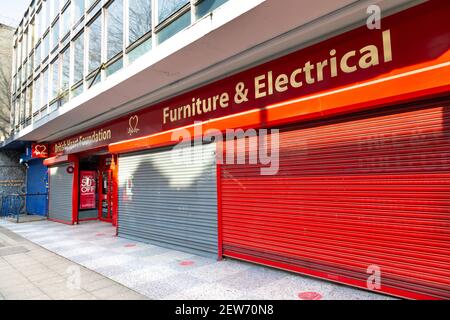 13. Februar 2021 London, UK - Außenansicht des geschlossenen Charity-Shops der British Heart Foundation in Woolwich während der Coronavirues Pandemiesperre Stockfoto