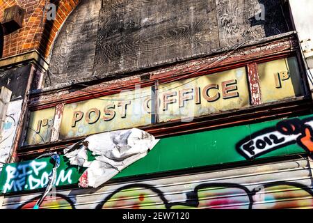 Verlassene und eingekettete ehemalige Postgebäude an der Burdett Road in Mile End - ein Bereich, der Gentrifizierung und Entwicklung, Tower Hamlets Stockfoto