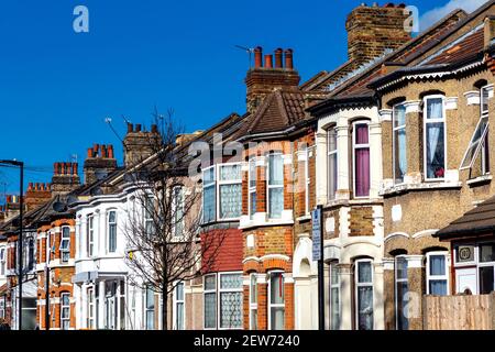 Reihe viktorianischer Reihenhäuser in Plaistow / Upton Park Gegend von Newham, East London, Großbritannien Stockfoto