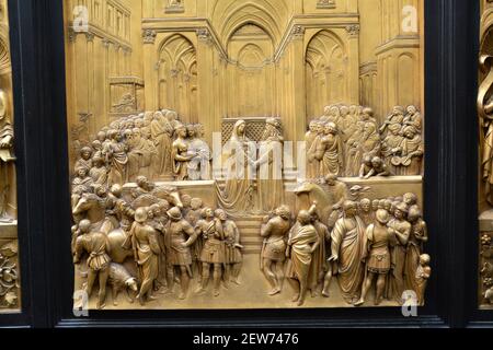 Solomon und die Königin von Sheba Bronze Türscheibe auf dem Baptisterium in Florenz Italien. Stockfoto