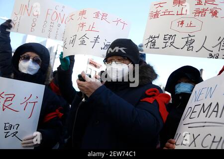 Demonstranten von 318 Restaurantgewerkschaften halten Plakate hoch, während einer Demonstration gegen die Schließung des Restaurants Jing Fong in Chinatown. Die jüngsten außergewöhnlichen Mietanforderungen von Jonathan Chu, dem größten Vermieter in Chinatown, an kleine Unternehmen haben viele gezwungen, ihre Türen zu verschließen. Solche Forderungen haben das Restaurant Jing Fong gezwungen, den Betrieb bis zum 7. März 2021 zu beenden. Stockfoto