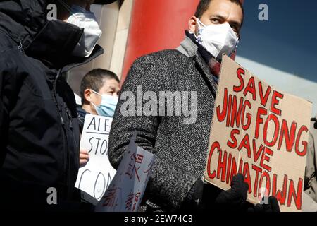 Demonstranten von 318 Restaurantgewerkschaften halten Plakate hoch, während einer Demonstration gegen die Schließung des Restaurants Jing Fong in Chinatown. Die jüngsten außergewöhnlichen Mietanforderungen von Jonathan Chu, dem größten Vermieter in Chinatown, an kleine Unternehmen haben viele gezwungen, ihre Türen zu verschließen. Solche Forderungen haben das Restaurant Jing Fong gezwungen, den Betrieb bis zum 7. März 2021 zu beenden. Stockfoto