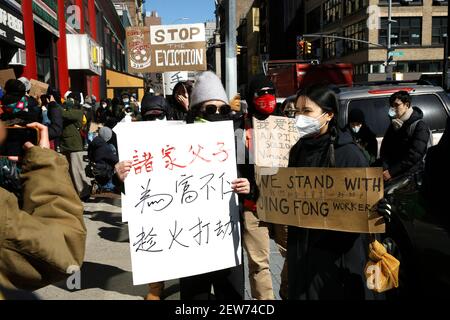 Demonstranten von 318 Restaurantgewerkschaften halten Plakate hoch, während einer Demonstration gegen die Schließung des Restaurants Jing Fong in Chinatown. Die jüngsten außergewöhnlichen Mietanforderungen von Jonathan Chu, dem größten Vermieter in Chinatown, an kleine Unternehmen haben viele gezwungen, ihre Türen zu verschließen. Solche Forderungen haben das Restaurant Jing Fong gezwungen, den Betrieb bis zum 7. März 2021 zu beenden. Stockfoto