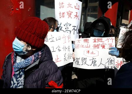 Demonstranten von 318 Restaurantgewerkschaften halten Plakate hoch, während einer Demonstration gegen die Schließung des Restaurants Jing Fong in Chinatown. Die jüngsten außergewöhnlichen Mietanforderungen von Jonathan Chu, dem größten Vermieter in Chinatown, an kleine Unternehmen haben viele gezwungen, ihre Türen zu verschließen. Solche Forderungen haben das Restaurant Jing Fong gezwungen, den Betrieb bis zum 7. März 2021 zu beenden. Stockfoto