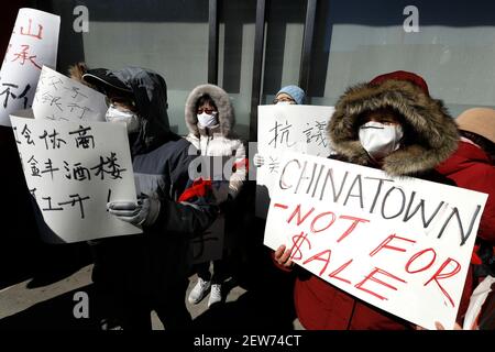 Demonstranten von 318 Restaurantgewerkschaften halten Plakate hoch, während einer Demonstration gegen die Schließung des Restaurants Jing Fong in Chinatown. Die jüngsten außergewöhnlichen Mietanforderungen von Jonathan Chu, dem größten Vermieter in Chinatown, an kleine Unternehmen haben viele gezwungen, ihre Türen zu verschließen. Solche Forderungen haben das Restaurant Jing Fong gezwungen, den Betrieb bis zum 7. März 2021 zu beenden. Stockfoto