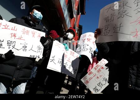 Demonstranten von 318 Restaurantgewerkschaften halten Plakate hoch, während einer Demonstration gegen die Schließung des Restaurants Jing Fong in Chinatown. Die jüngsten außergewöhnlichen Mietanforderungen von Jonathan Chu, dem größten Vermieter in Chinatown, an kleine Unternehmen haben viele gezwungen, ihre Türen zu verschließen. Solche Forderungen haben das Restaurant Jing Fong gezwungen, den Betrieb bis zum 7. März 2021 zu beenden. Stockfoto