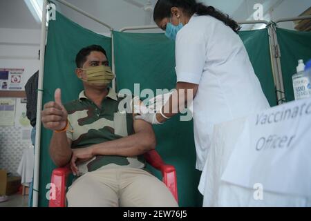 Abhisek Saha / Le Pictorium - zweite Phase der Covid-Impfung in Indien - 01/03/2021 - Indien / Tripura / Agartala - EIN Soldat der BSF (Border Security Force), erhält eine Dosis des COVID-19-Impfstoffs, Covishield während 2nd Phrase der Impfung im Gandhigram primären Gesundheitszentrum , 10 km von Agartala entfernt Stockfoto