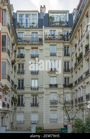 Paris, Frankreich - 02 26 2021: Montmartre. Gebäudefassade mit Balkonen Stockfoto