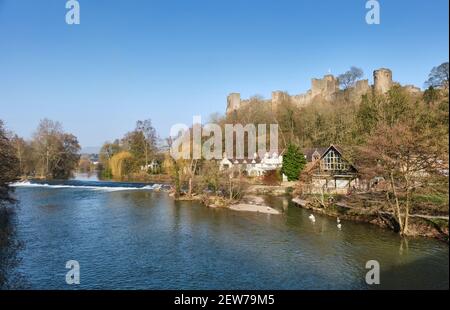 Der Fluss Teme neben Ludlow Castle, Ludlow, Shropshire Stockfoto