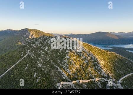 Luftdrohnenaufnahme der Stadtmauer von Ston in Ragusa Region in der Nähe von Dubrovnik in Kroatien Sommer Sonnenaufgang Stockfoto