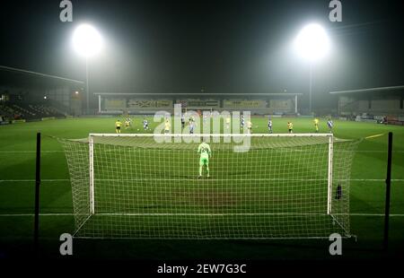 Allgemeiner Blick auf die Action in einem leeren Stadion während des Sky Bet League One-Spiels im Pirelli Stadium, Burton Upon Trent. Bilddatum: Dienstag, 2. März 2021. Stockfoto