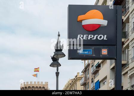 Valencia, Spanien. März 2021, 1st. Repsol-Logo an einer ihrer Tankstellen. Kredit: Xisco Navarro Pardo/SOPA Images/ZUMA Wire/Alamy Live Nachrichten Stockfoto