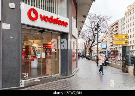 Valencia, Spanien. März 2021, 1st. Eine Frau geht am Vodafone-Laden vorbei. Kredit: Xisco Navarro Pardo/SOPA Images/ZUMA Wire/Alamy Live Nachrichten Stockfoto