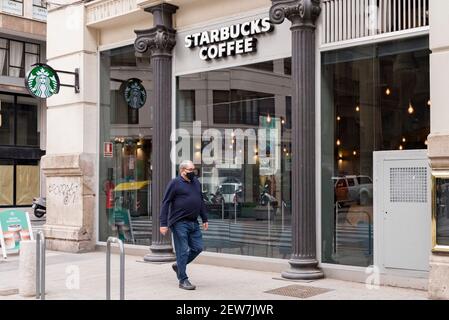 Valencia, Spanien. März 2021, 1st. Ein Mann geht am Starbucks-Kaffee vorbei. Kredit: Xisco Navarro Pardo/SOPA Images/ZUMA Wire/Alamy Live Nachrichten Stockfoto