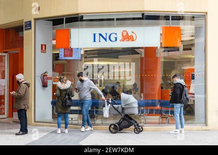 Valencia, Spanien. März 2021, 1st. Die Leute stehen vor der ING-Niederlassung. Kredit: Xisco Navarro Pardo/SOPA Images/ZUMA Wire/Alamy Live Nachrichten Stockfoto