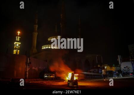 Beirut, Libanon. März 2021, 02nd. Bei einem Protest gegen die Abwertung der libanesischen Lira gegenüber dem Dollar auf dem Schwarzmarkt aufgrund der sich verschärfenden Wirtschaftskrise des Landes wabert Rauch aus brennenden Reifen. Quelle: Marwan Naamani/dpa/Alamy Live News Stockfoto