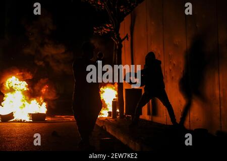 Beirut, Libanon. März 2021, 02nd. Ein Protestor verwendet ein Schwermetall während eines Protestes gegen die libanesische Lira-Abwertung gegen den Dollar auf dem Schwarzmarkt aufgrund der sich verschärfenden Wirtschaftskrise des Landes. Quelle: Marwan Naamani/dpa/Alamy Live News Stockfoto