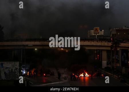 Beirut, Libanon. März 2021, 02nd. Demonstranten blockieren die Autobahn, die zum Flughafen Beirut führt, mit brennenden Reifen als Teil eines Protests gegen die libanesische Lira-Abwertung gegenüber dem Dollar auf dem Schwarzmarkt aufgrund der sich verschärfenden Wirtschaftskrise des Landes. Quelle: Marwan Naamani/dpa/Alamy Live News Stockfoto